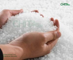 Trong bối cảnh thị trường hiện nay, giá nguyên liệu nhựa liên tục biến động do ảnh hưởng từ giá dầu, chi phí vận chuyển và sự gián đoạn chuỗi cung ứng toàn cầu